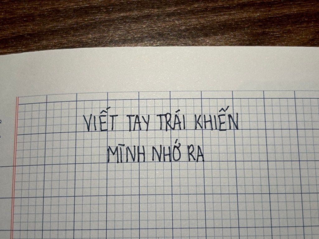 Mình tập viết bằng tay&nbsp;trái